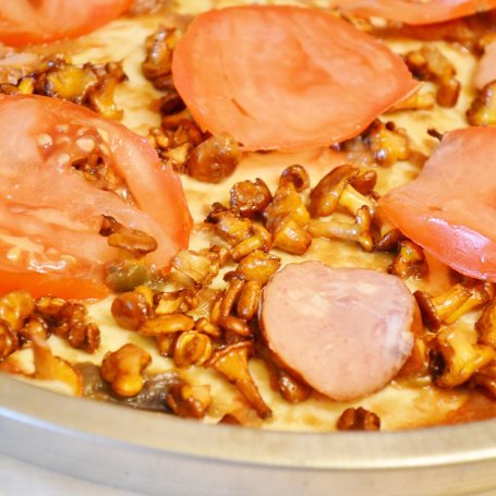 Krok 1 - Pizza z kurkami, kiełbasą i pomidorem foto