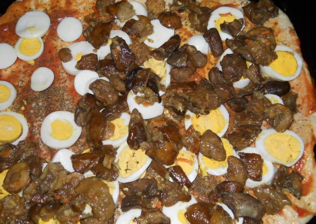 Fotografia przedstawiająca Pizza  z leśnymi grzybami i jajkiem