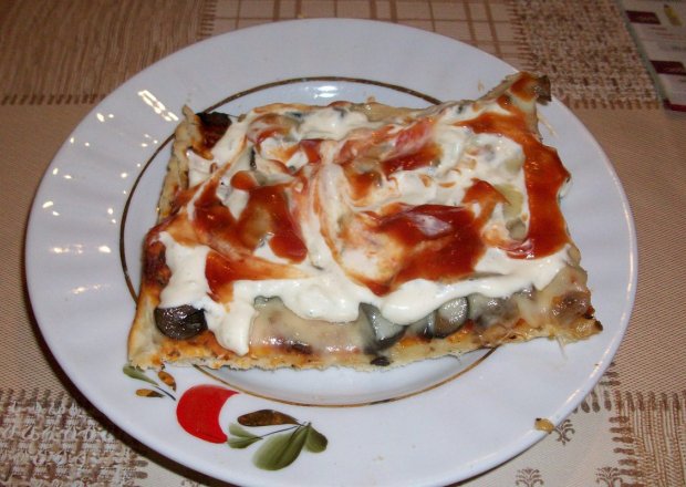 Fotografia przedstawiająca Pizza z leśnymi grzybami
