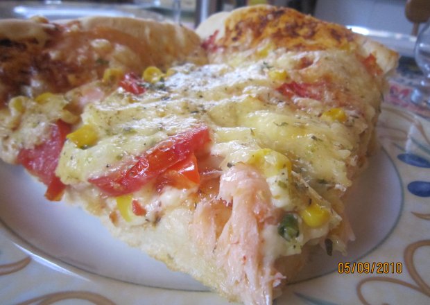Fotografia przedstawiająca Pizza z łososiem i pietruszką