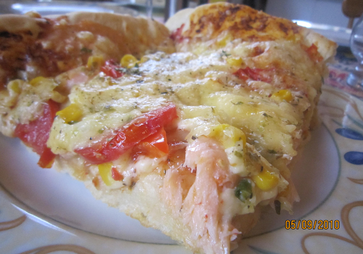 Pizza z łososiem i pietruszką foto