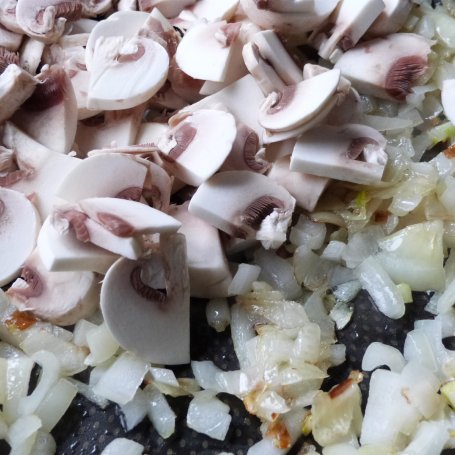 Krok 5 - Pizza z mąki pszennej i kukurydzianej  foto