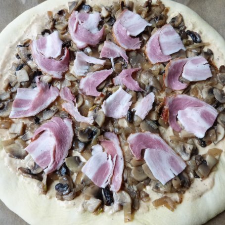 Krok 7 - Pizza z mąki pszennej i kukurydzianej  foto