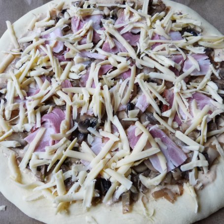 Krok 8 - Pizza z mąki pszennej i kukurydzianej  foto