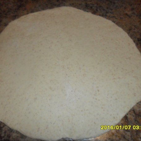 Krok 2 - Pizza z mąki razowej i pszennej  foto
