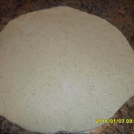 Krok 2 - Pizza z mąki razowej i pszennej foto