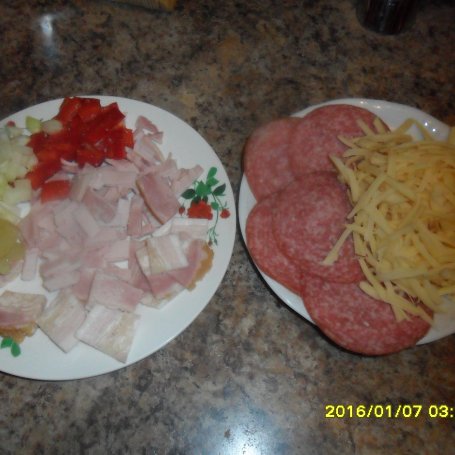 Krok 3 - Pizza z mąki razowej i pszennej foto