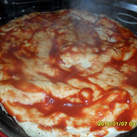 Krok 4 - Pizza z mąki razowej i pszennej foto