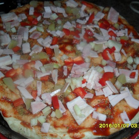 Krok 5 - Pizza z mąki razowej i pszennej foto