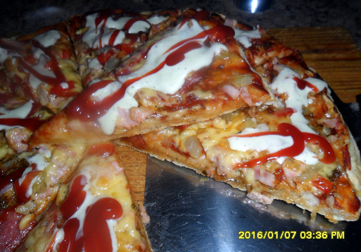 Pizza z mąki razowej i pszennej  foto