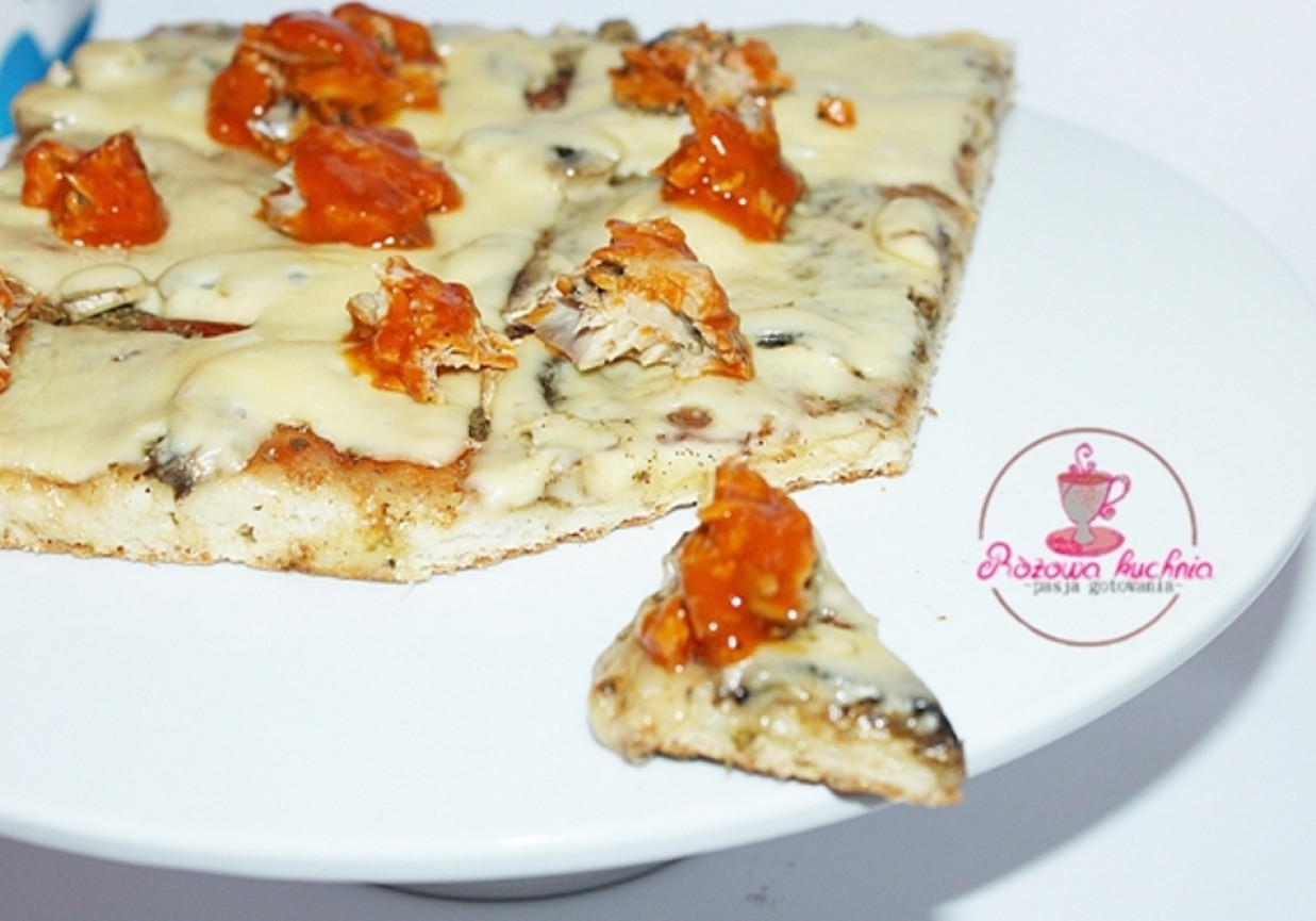 Pizza z makrelą w pomidorach  foto