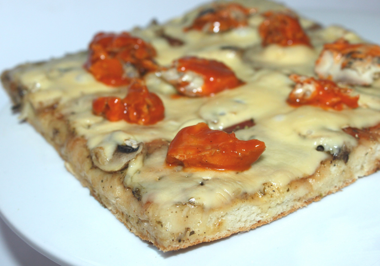 Pizza z makrelą w pomidorach  foto