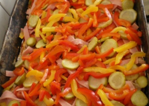 Fotografia przedstawiająca Pizza z mielonym i warzywami