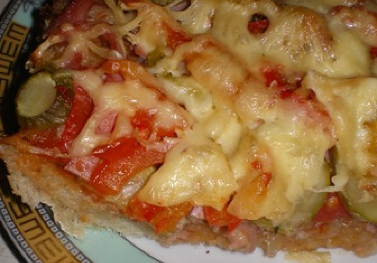 Pizza z mielonym i warzywami foto