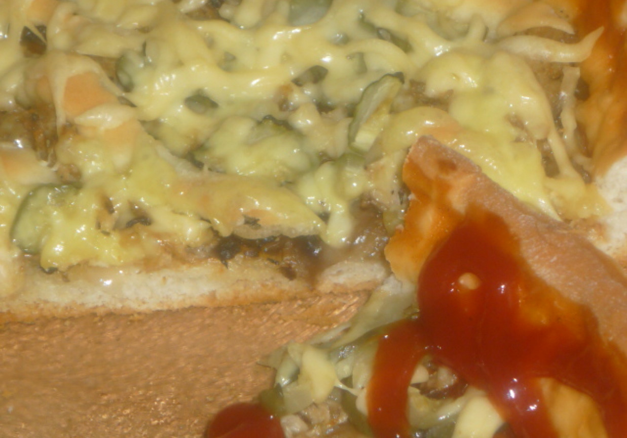 Pizza z mięsem drobiowym, pieczarkami i serem żółtym foto