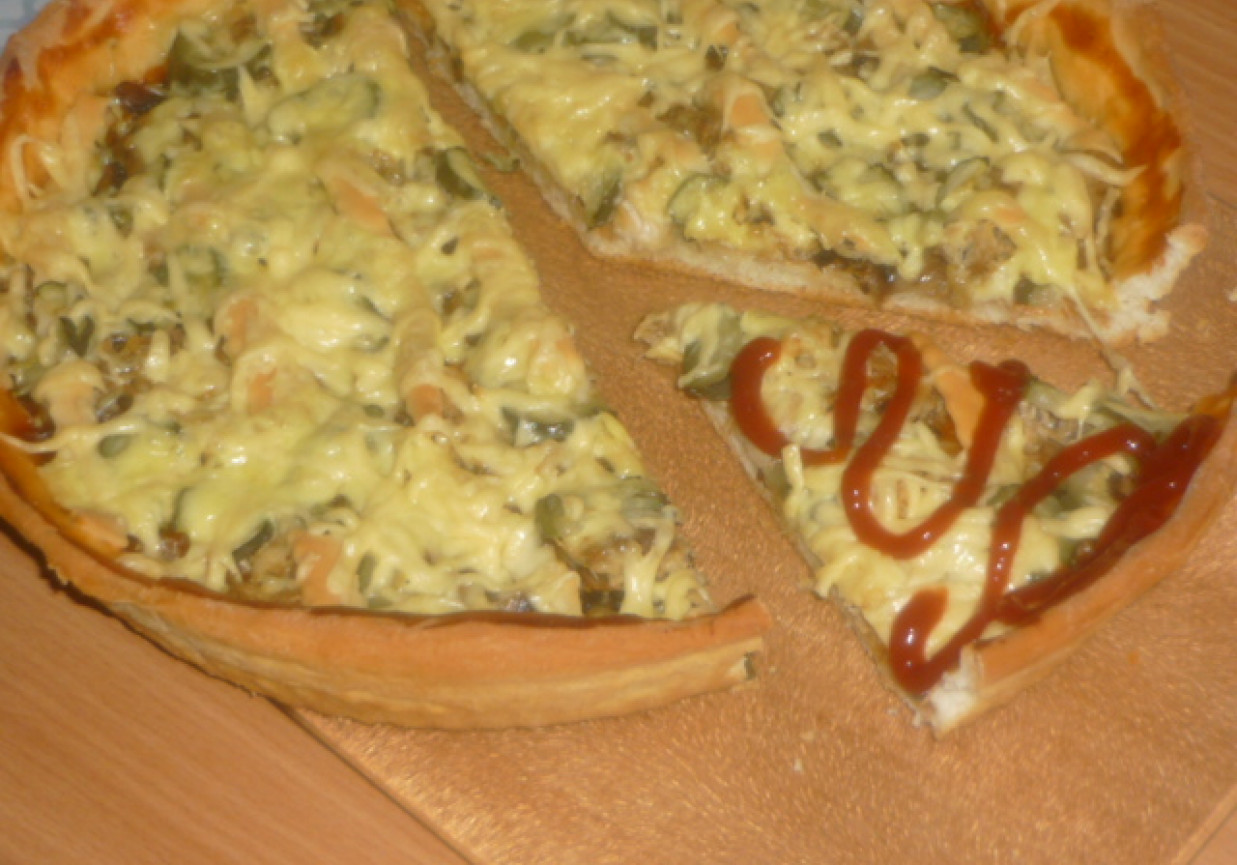 Pizza z mięsem drobiowym, pieczarkami i serem żółtym foto