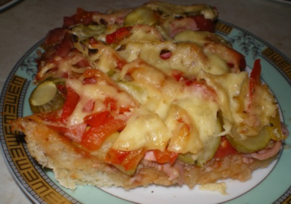 Pizza z mięsem i papryką foto