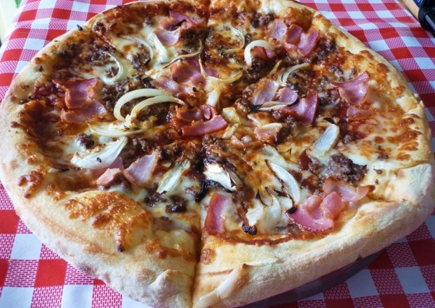 Fotografia przedstawiająca Pizza z mięsem i serem mozzarella