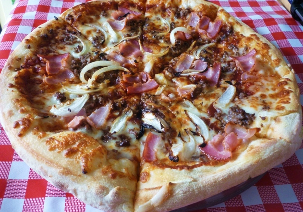 Pizza z mięsem i serem mozzarella foto