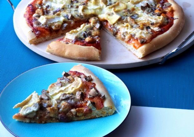 Fotografia przedstawiająca Pizza z mięsem i serem pleśniowym