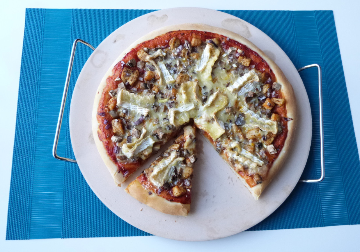 Pizza z mięsem i serem pleśniowym  foto