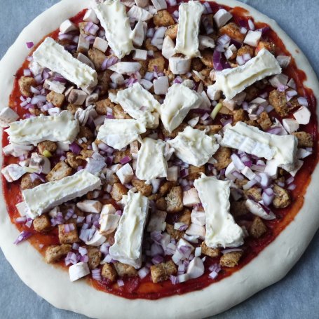 Krok 7 - Pizza z mięsem i serem pleśniowym  foto