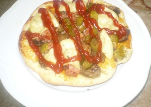 Fotografia przedstawiająca pizza z mięsem mielony