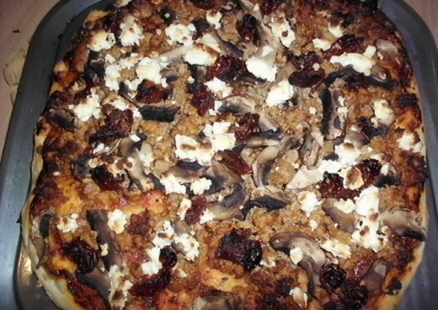 Fotografia przedstawiająca Pizza z mięsem mielonym i fetą na cieście z czarnuszką