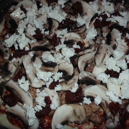 Krok 4 - Pizza z mięsem mielonym i fetą na cieście z czarnuszką foto