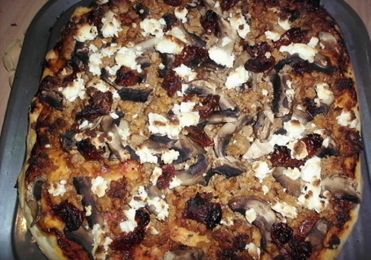 Pizza z mięsem mielonym i fetą na cieście z czarnuszką foto