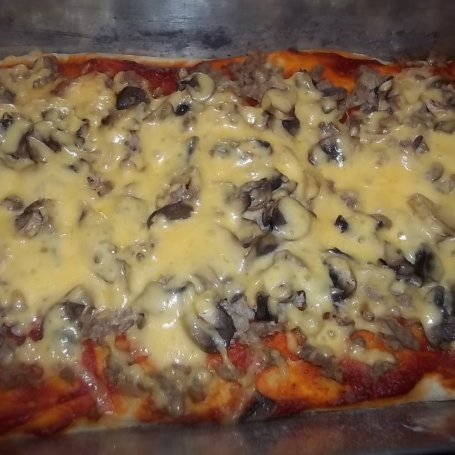 Krok 11 - Pizza z mięsem mielonym i pieczarkami foto