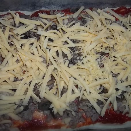 Krok 10 - Pizza z mięsem mielonym i pieczarkami foto
