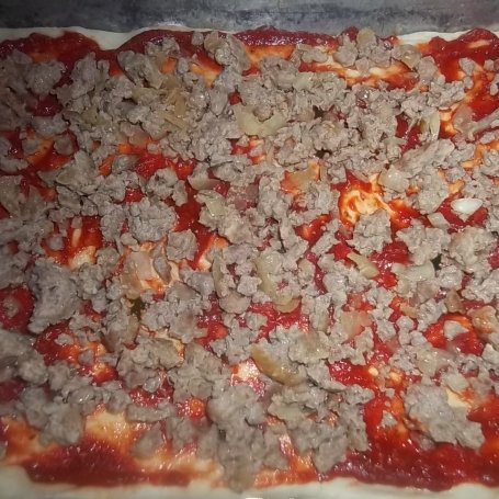 Krok 7 - Pizza z mięsem mielonym i pieczarkami foto