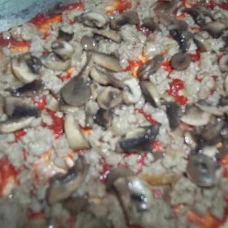 Krok 8 - Pizza z mięsem mielonym i pieczarkami foto