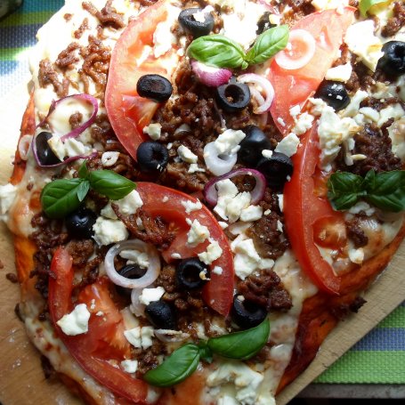 Krok 9 - Pizza z miesem, serem feta i pomidorami foto