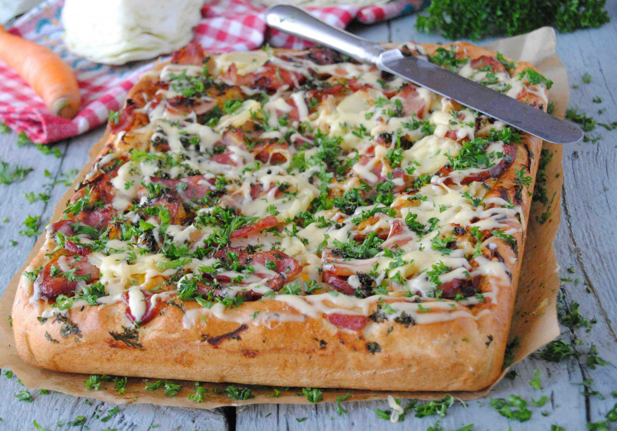 Pizza z młodą kapustą i ziemniakami foto