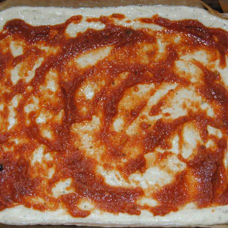 Krok 4 - Pizza z młodą kapustą i ziemniakami foto