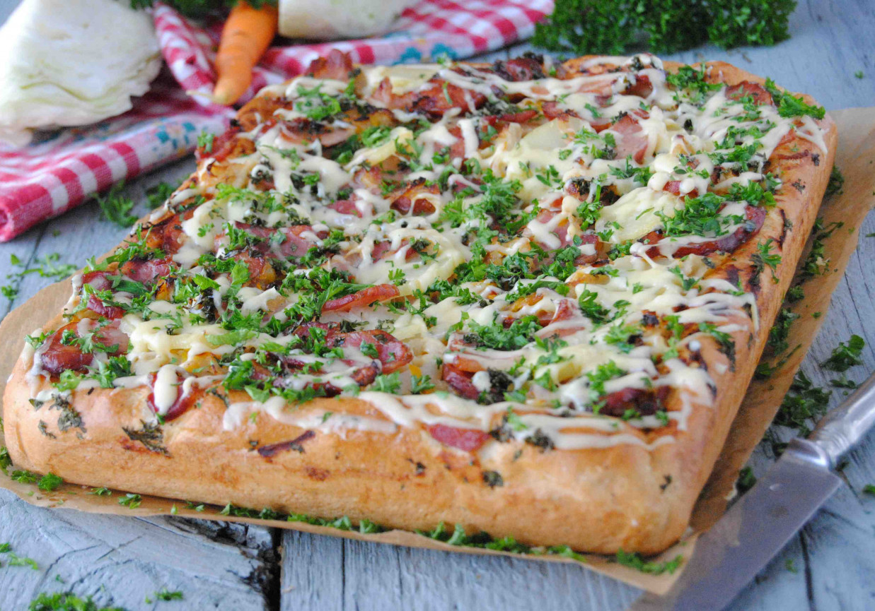 Pizza z młodą kapustą i ziemniakami foto