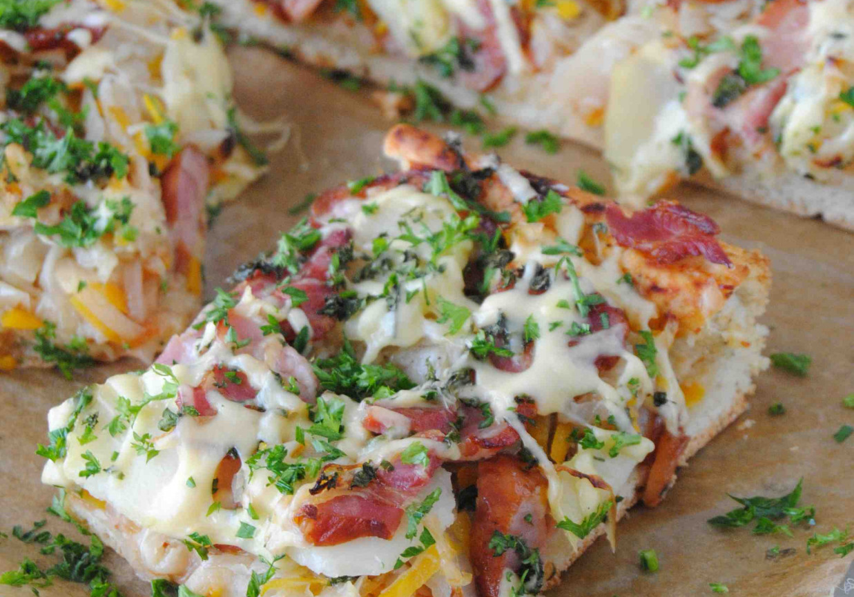 Pizza z młodą kapustą i ziemniakami foto