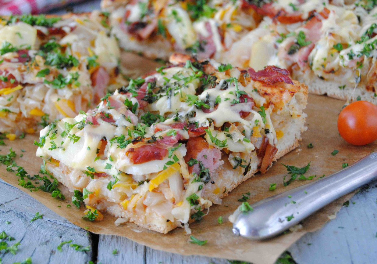 Pizza z młodą kapustą i ziemniakami foto