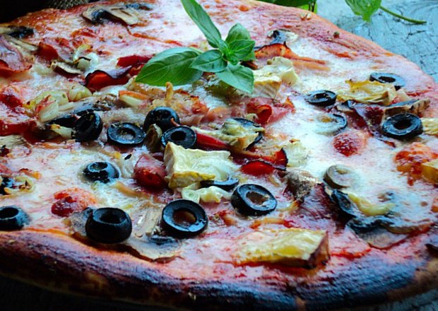 Fotografia przedstawiająca Pizza z mozarellą, camembertem, oliwkami na cienkim cieście