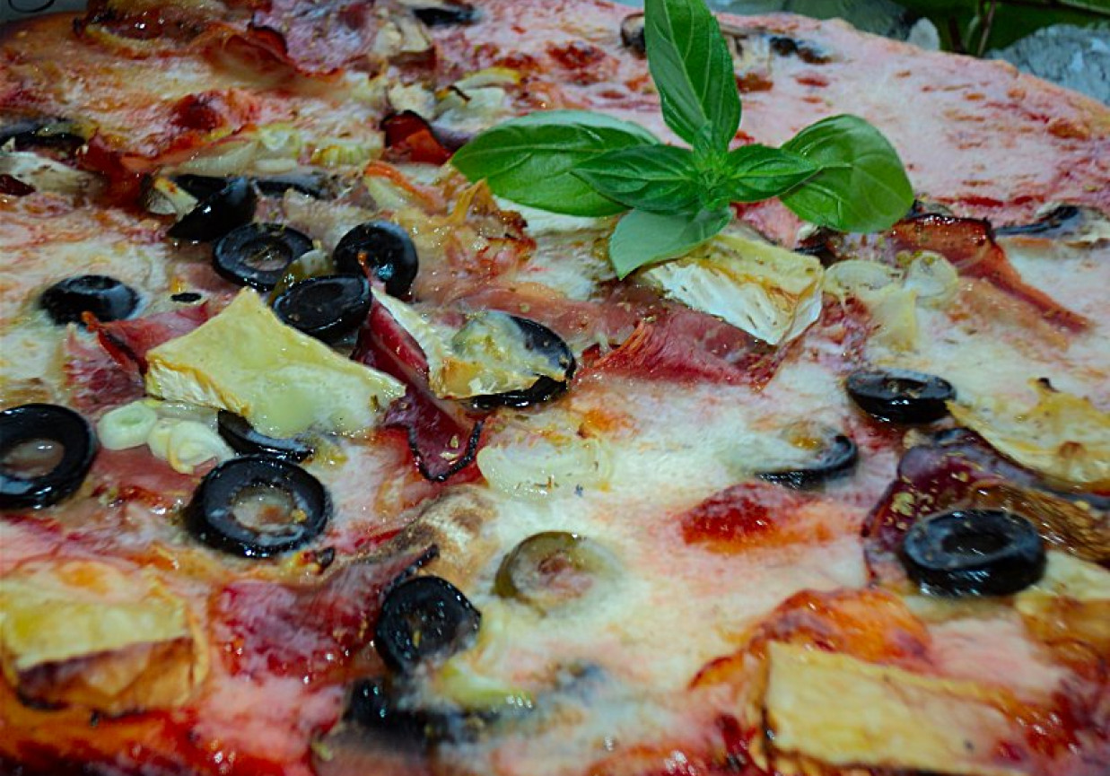 Pizza z mozarellą, camembertem, oliwkami na cienkim cieście  foto