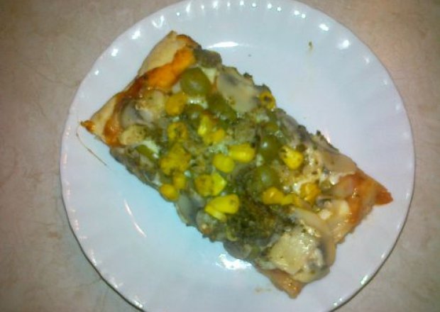 Fotografia przedstawiająca Pizza z mozarellą i oliwkami
