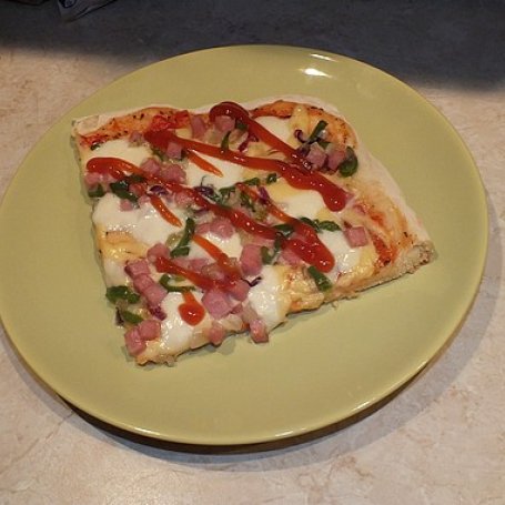 Krok 6 - Pizza z mozarellą i zieloną papryką foto