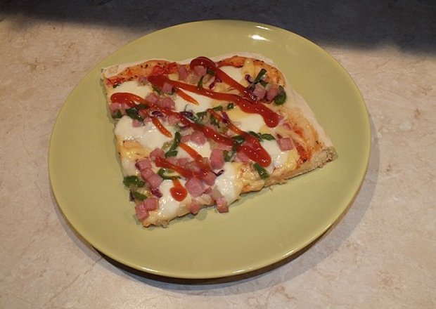 Fotografia przedstawiająca Pizza z mozarellą i zieloną papryką
