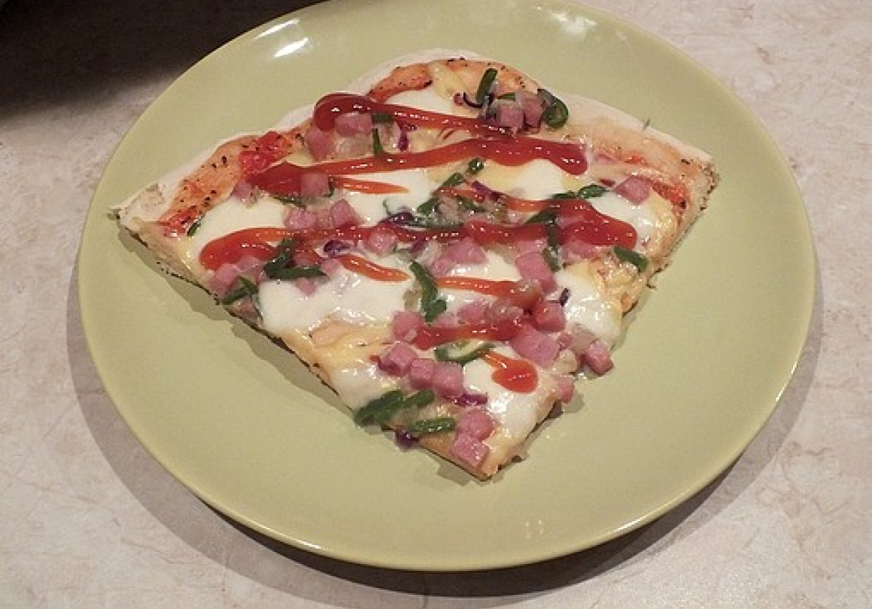 Pizza z mozarellą i zieloną papryką foto