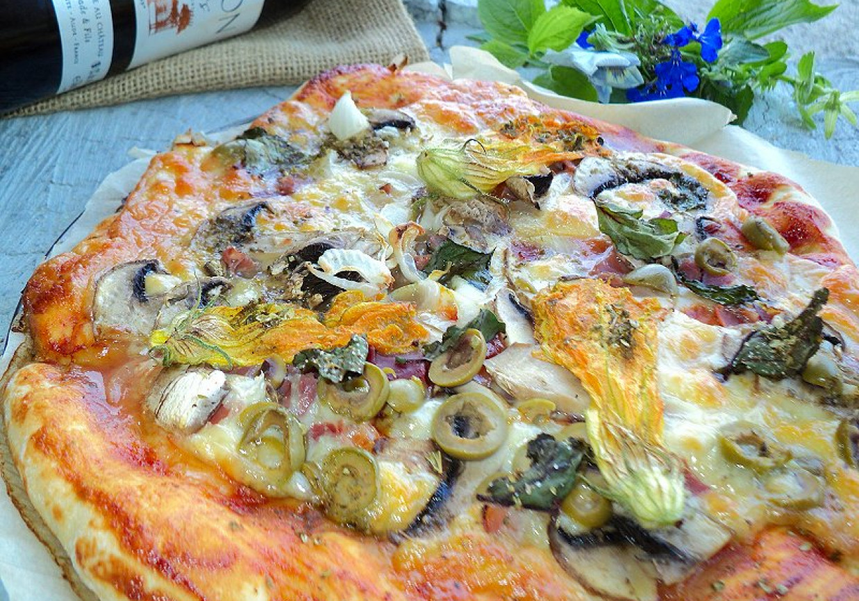 Pizza z mozarellą, pieczarkami, sosem chilli , kwiatami cukinii i botwinką  foto