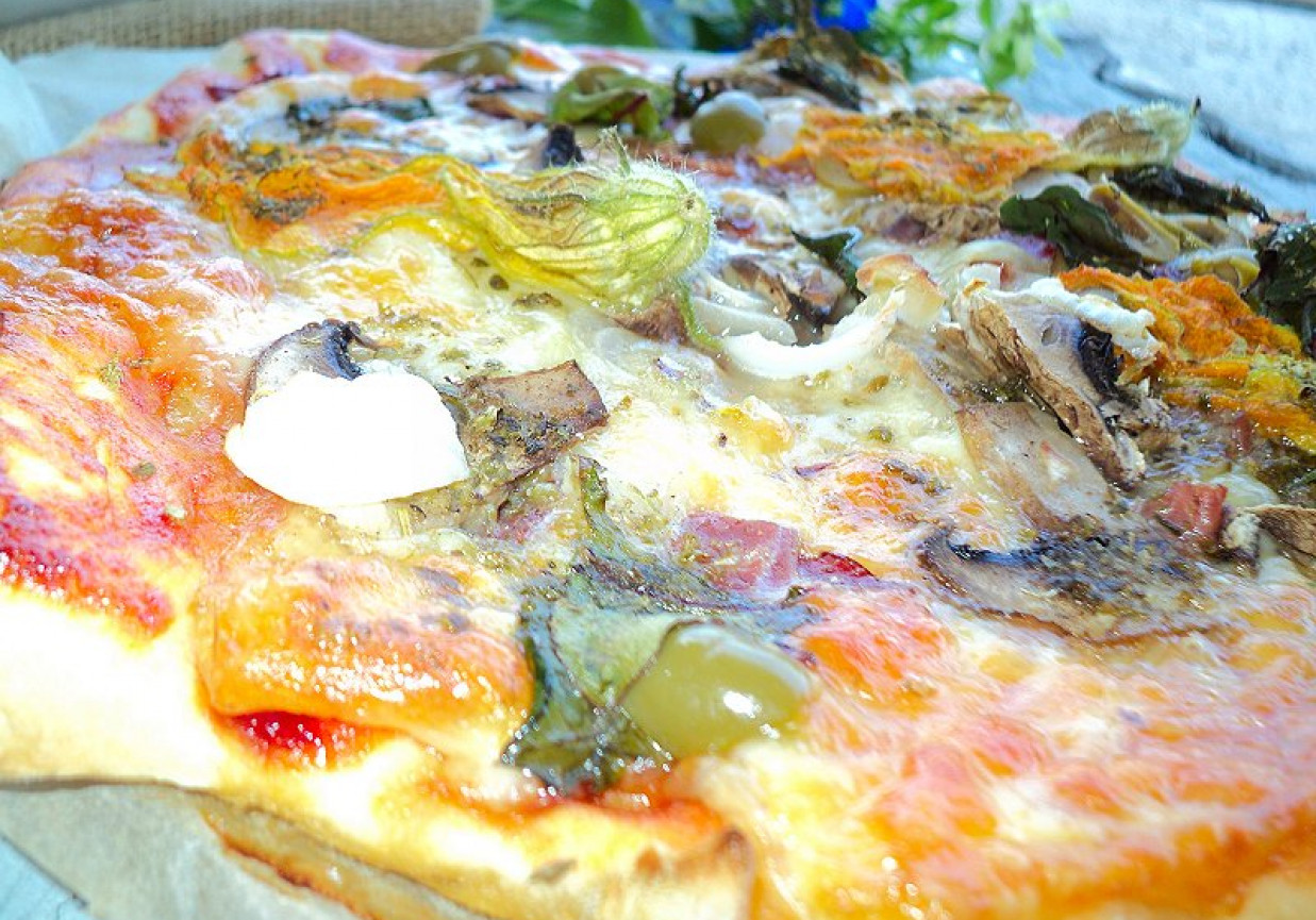 Pizza z mozarellą, pieczarkami, sosem chilli , kwiatami cukinii i botwinką  foto