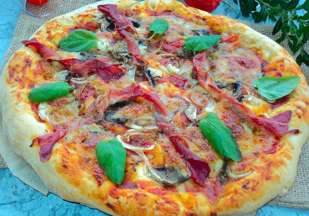pizza z mozarellą szynką parmeńską  pieczarkami foto