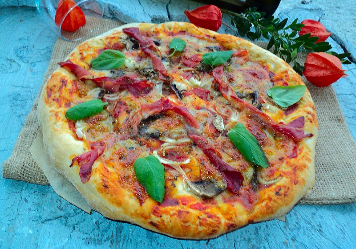 pizza z mozarellą szynką parmeńską  pieczarkami foto